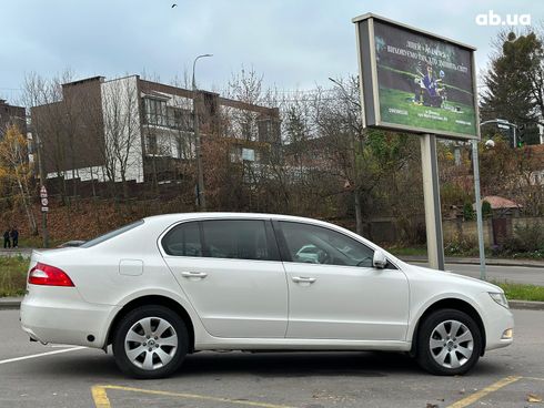 Skoda Superb 2012 белый - фото 7