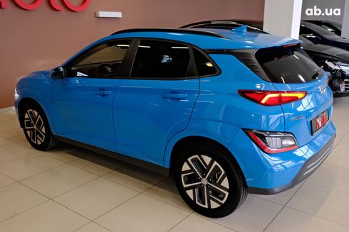 Hyundai Kona Electric 2023 голубой - фото 6