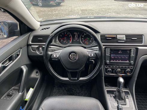 Volkswagen Passat 2017 серый - фото 30