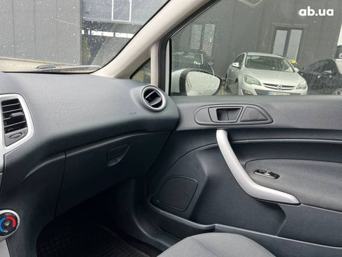 Ford Fiesta 2012 белый - фото 32