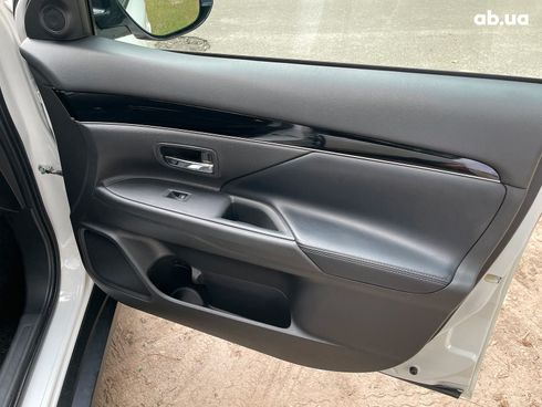 Mitsubishi Outlander 2019 белый - фото 35