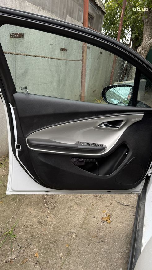 Chevrolet Volt 2014 белый - фото 13
