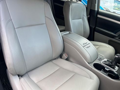 Toyota Highlander 2019 серый - фото 26