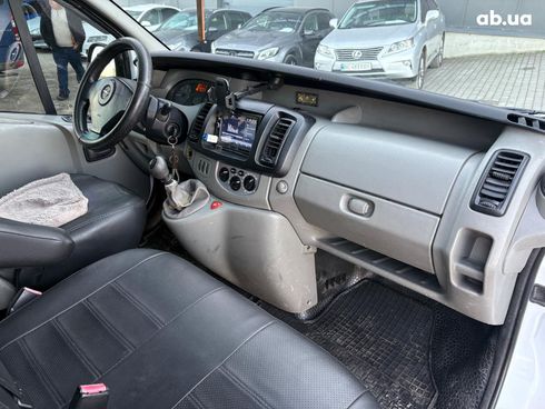 Opel Vivaro 2009 белый - фото 27