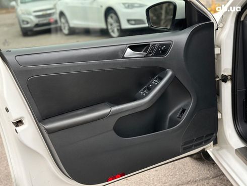 Volkswagen Jetta 2012 белый - фото 26