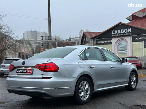 Volkswagen Passat 2016 серый - фото 10