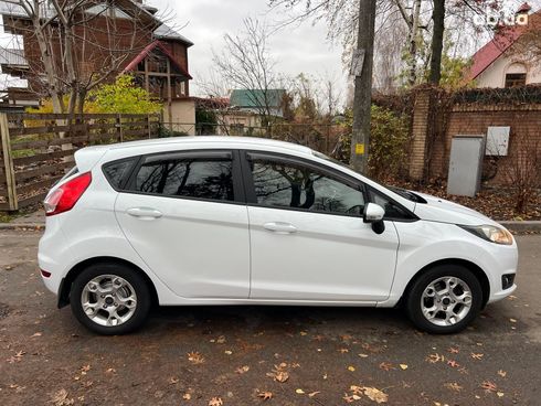 Ford Fiesta 2013 белый - фото 4