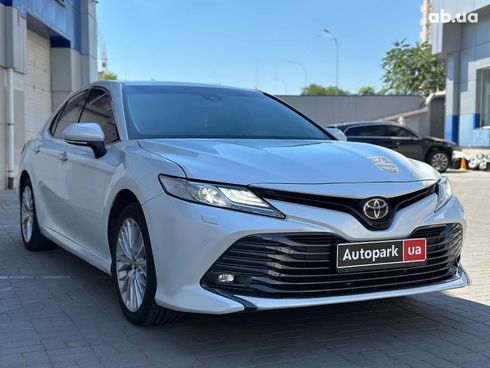 Toyota Camry 2018 белый - фото 3