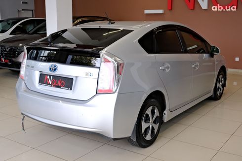 Toyota Prius 2016 серебристый - фото 3