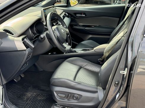 Toyota C-HR 2022 серый - фото 17