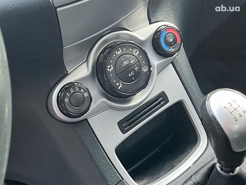 Ford Fiesta 2012 белый - фото 30