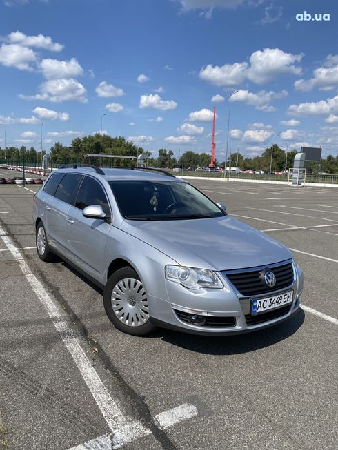Volkswagen Passat 2009 серебристый - фото 10