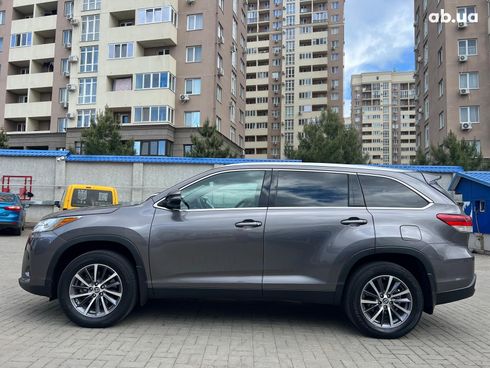 Toyota Highlander 2019 серый - фото 13