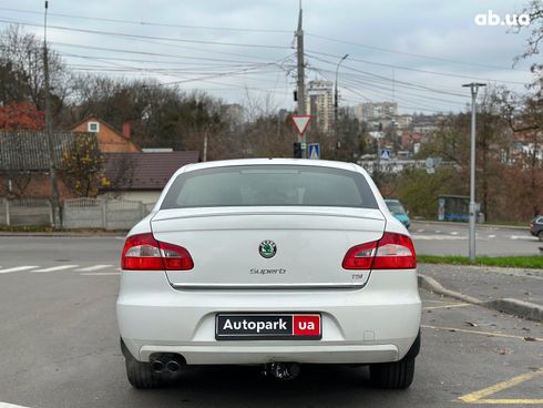 Skoda Superb 2012 белый - фото 5