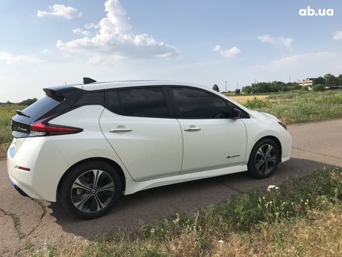 Nissan Leaf 2018 белый - фото 5