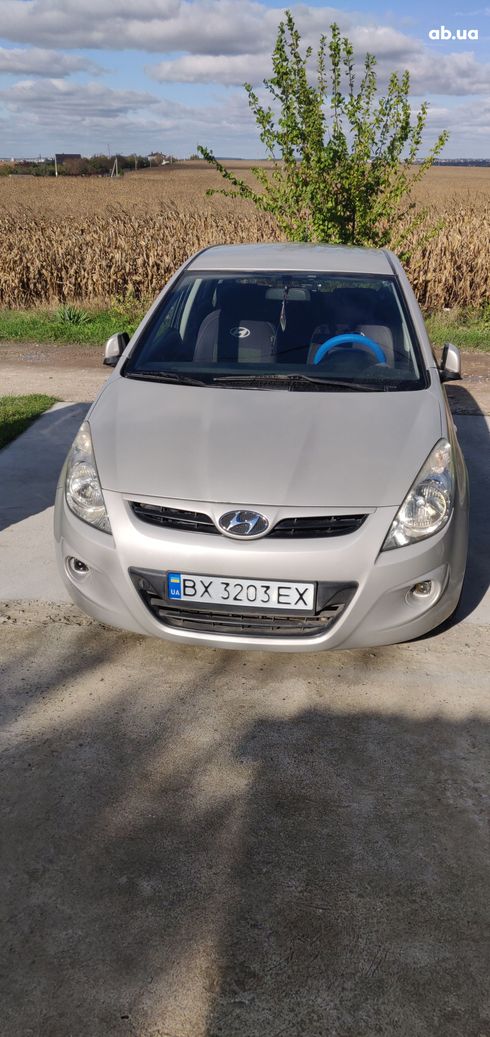 Hyundai i20 2012 бежевый - фото 4