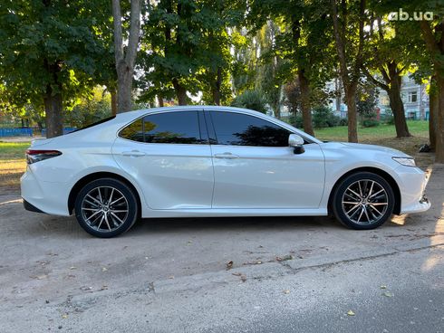 Toyota Camry 2022 белый - фото 7