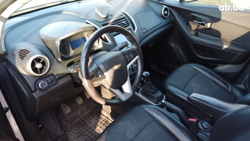 Chevrolet Tracker 2014 серебристый - фото 2