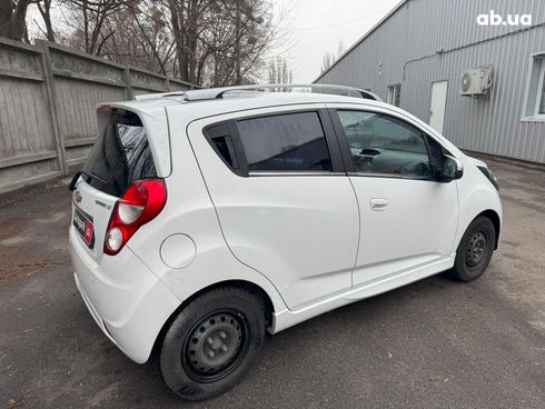 Chevrolet Spark 2013 белый - фото 8