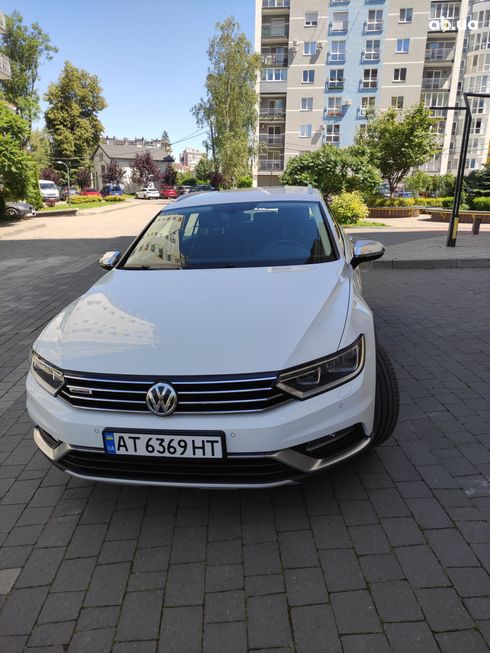Volkswagen Passat 2017 белый - фото 11