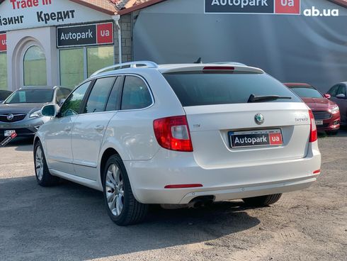 Skoda Superb 2011 белый - фото 7