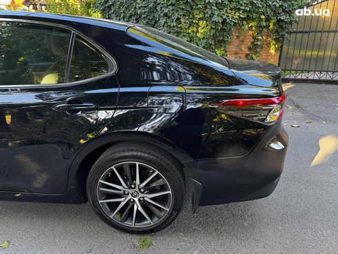 Toyota Camry 2022 черный - фото 11