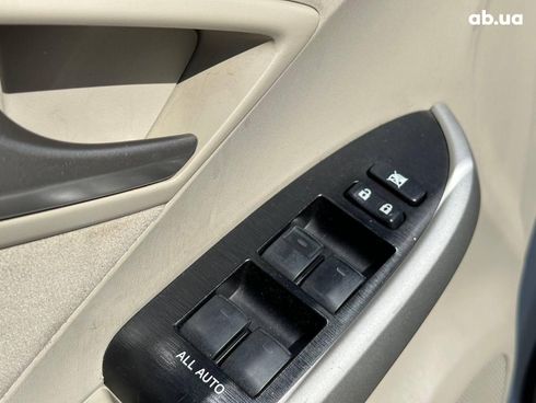 Toyota Prius 2012 белый - фото 11