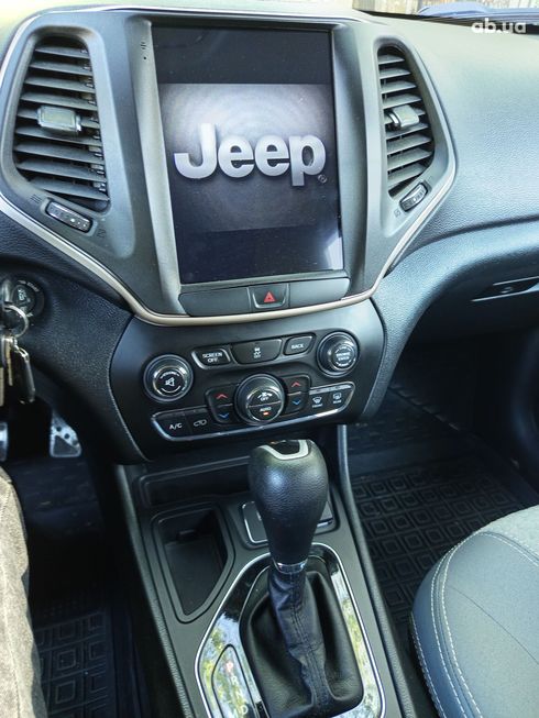 Jeep Cherokee 2016 серебристый - фото 10