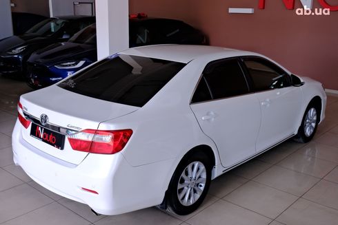 Toyota Camry 2012 белый - фото 5