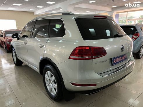 Volkswagen Touareg 2011 серебристый - фото 15