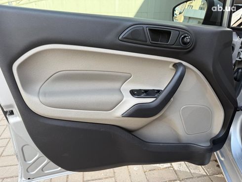 Ford Fiesta 2019 серый - фото 18