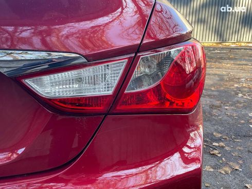 Hyundai Sonata 2014 красный - фото 21