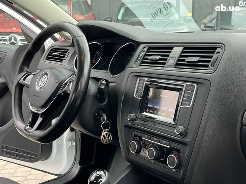 Volkswagen Jetta 2016 белый - фото 15
