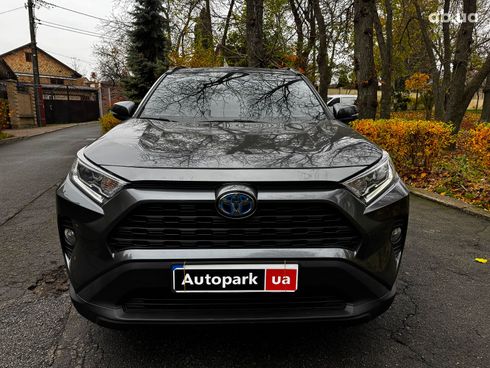 Toyota RAV4 2019 серый - фото 2