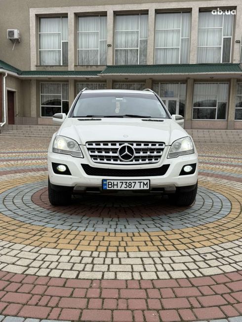 Mercedes-Benz M-Класс 2009 белый - фото 3