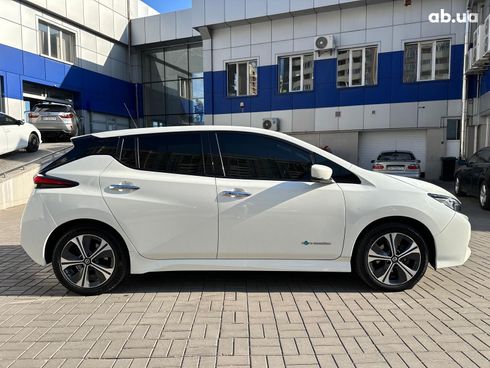 Nissan Leaf 2018 белый - фото 4