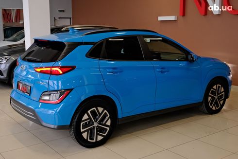 Hyundai Kona Electric 2023 голубой - фото 7