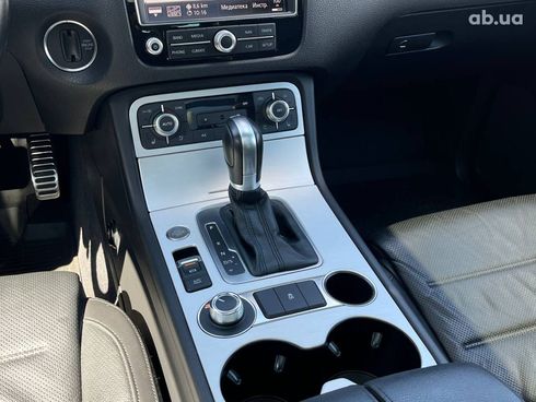 Volkswagen Touareg 2016 белый - фото 17