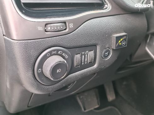 Jeep Cherokee 2018 серый - фото 25