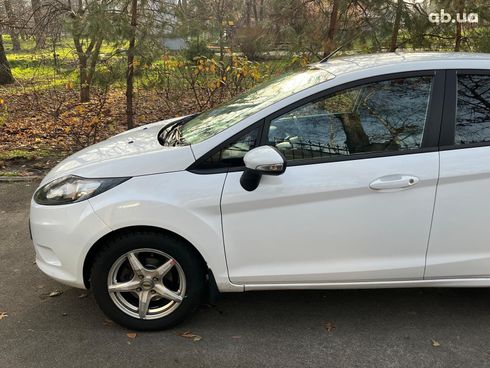 Ford Fiesta 2012 белый - фото 12