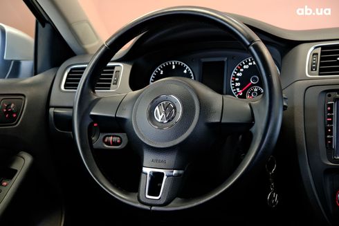 Volkswagen Jetta 2013 серебристый - фото 7