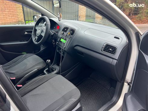 Volkswagen Polo 2013 бежевый - фото 52