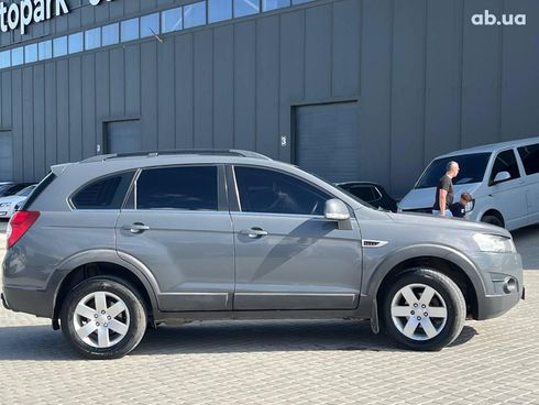 Chevrolet Captiva 2011 серый - фото 11