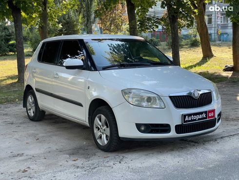 Skoda Fabia 2008 белый - фото 3