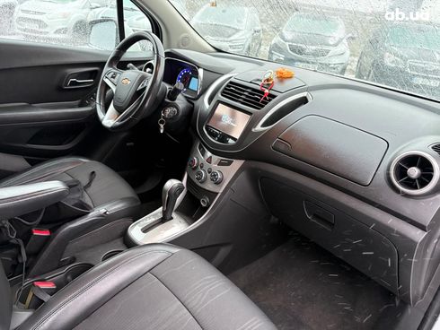 Chevrolet Trax 2016 белый - фото 28