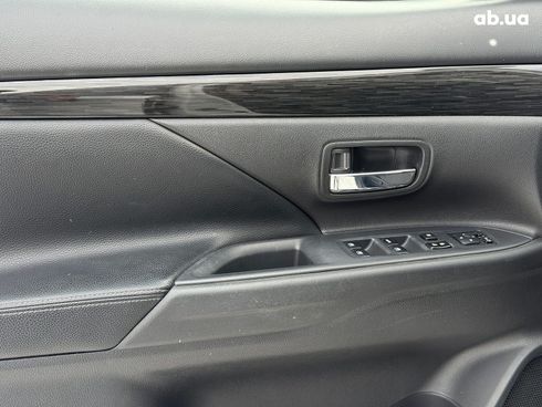 Mitsubishi Outlander 2016 белый - фото 17