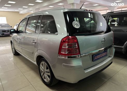 Opel Zafira 2010 серебристый - фото 7