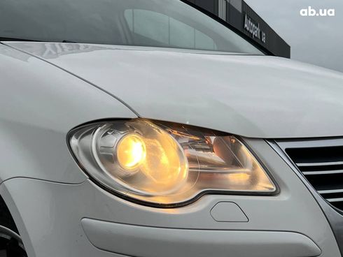 Volkswagen Touran 2009 белый - фото 13