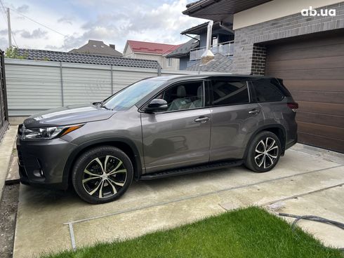 Toyota Highlander 2018 серый - фото 2