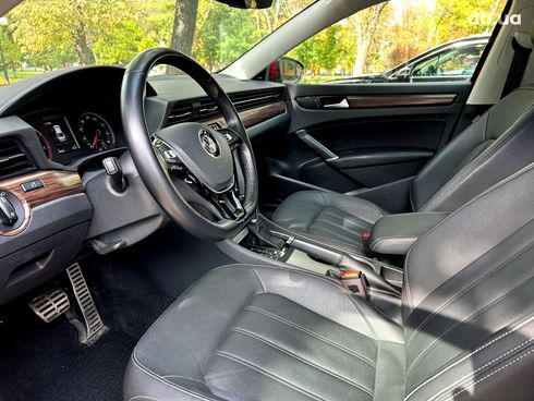 Volkswagen Passat 2020 красный - фото 10